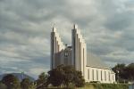 röm. kath. Kirche von Akureyri mit der Glasmalerei der Kathedrale von Coventry