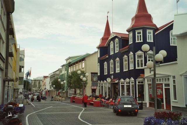 Einkaufsstrasse von Akureyri, leider nicht ganz Autofrei