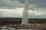 der "Strokkur" im Tal der Geysire