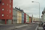 zu Fuss gehen wir in die Stadt Reykjavik
Man kann schon den Kirchturm sehen.
