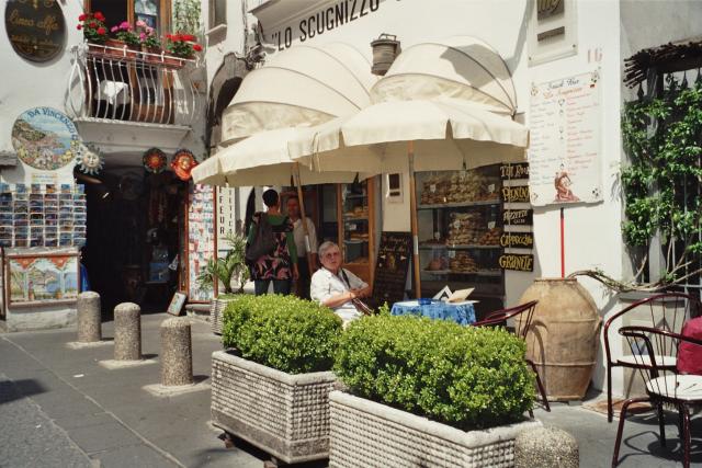 M bei Cafe ristretto und einem unglaublich süssen Feigengipfel