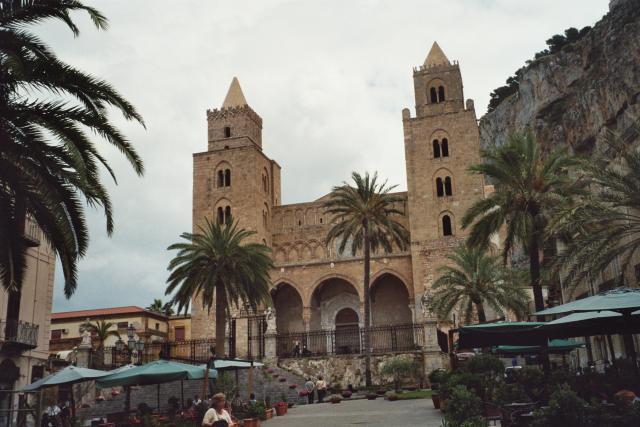 Cefalù, Normannen Dom mit Vorplatz
rechts im Hintergrund ist der Rocca die Cefalù