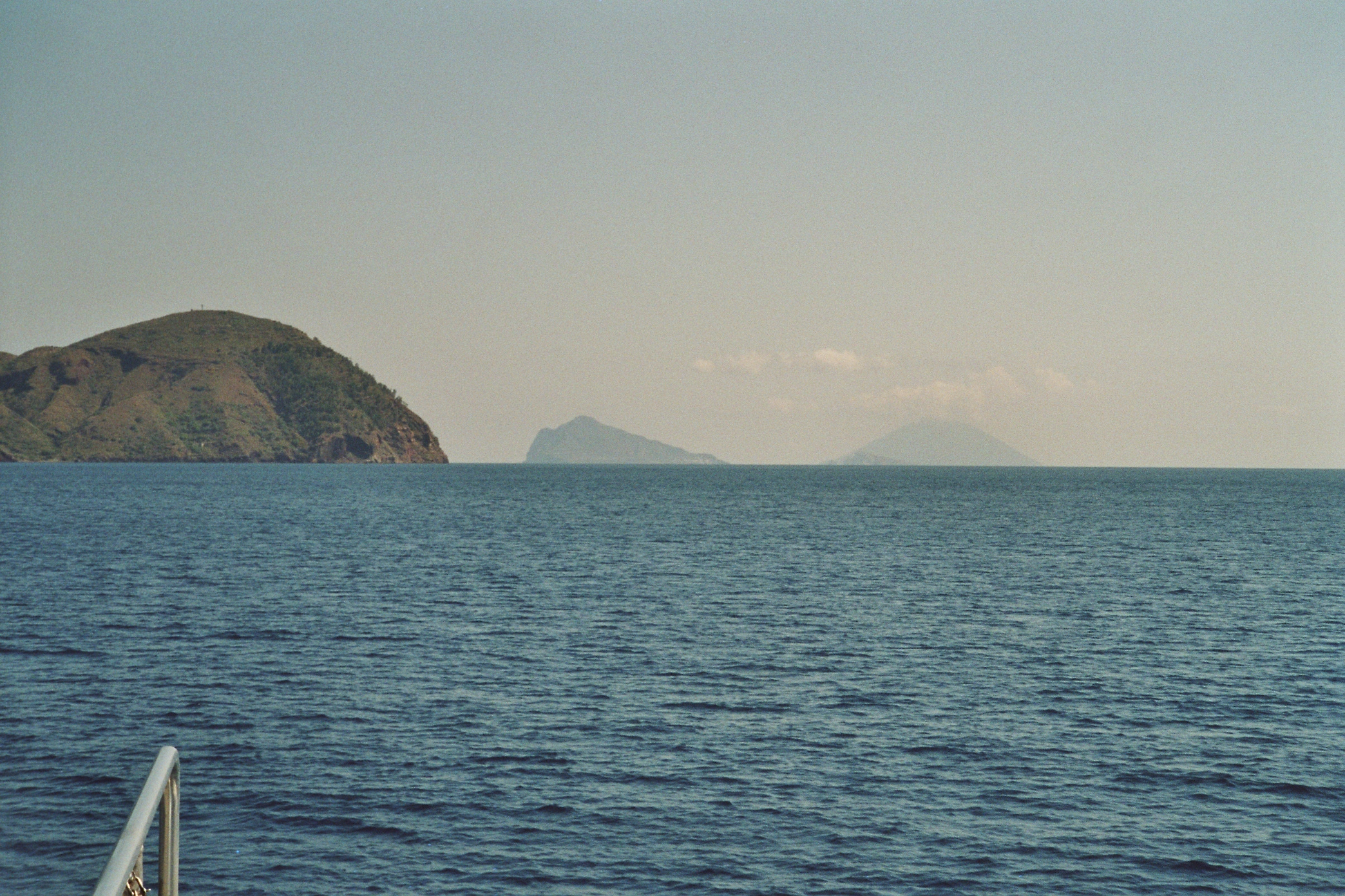 Neben Lipari im Vordergrund sind
Panarea und Stromboli zu sehen