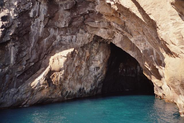 Wir dürfen einen Blick in die Grotte von Vulcano werfen