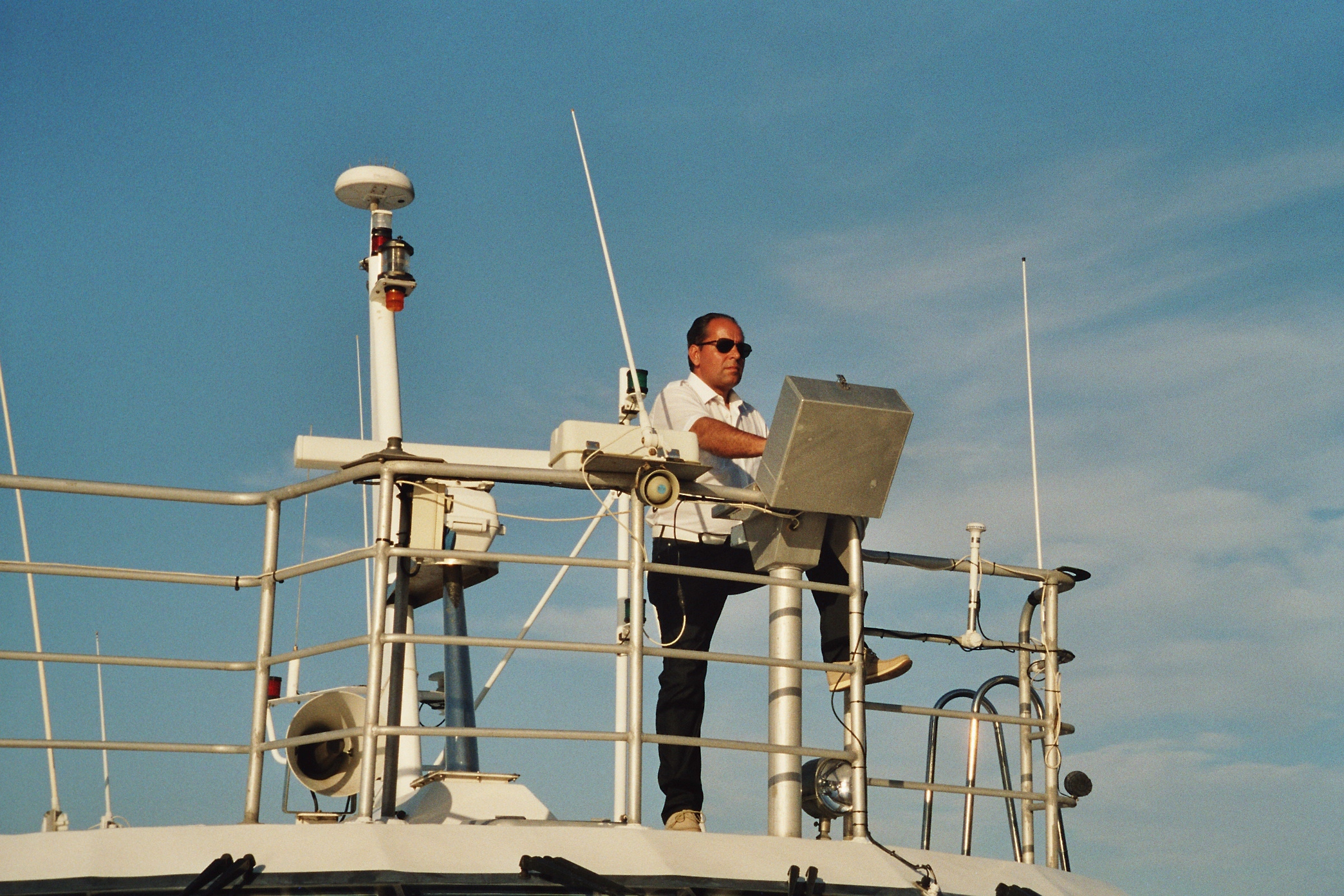 Der Kapitän manöveriert das grosse Boot von der Flight Bridge aus