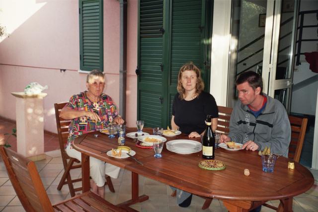 Beim Essen vor unserer Villa 