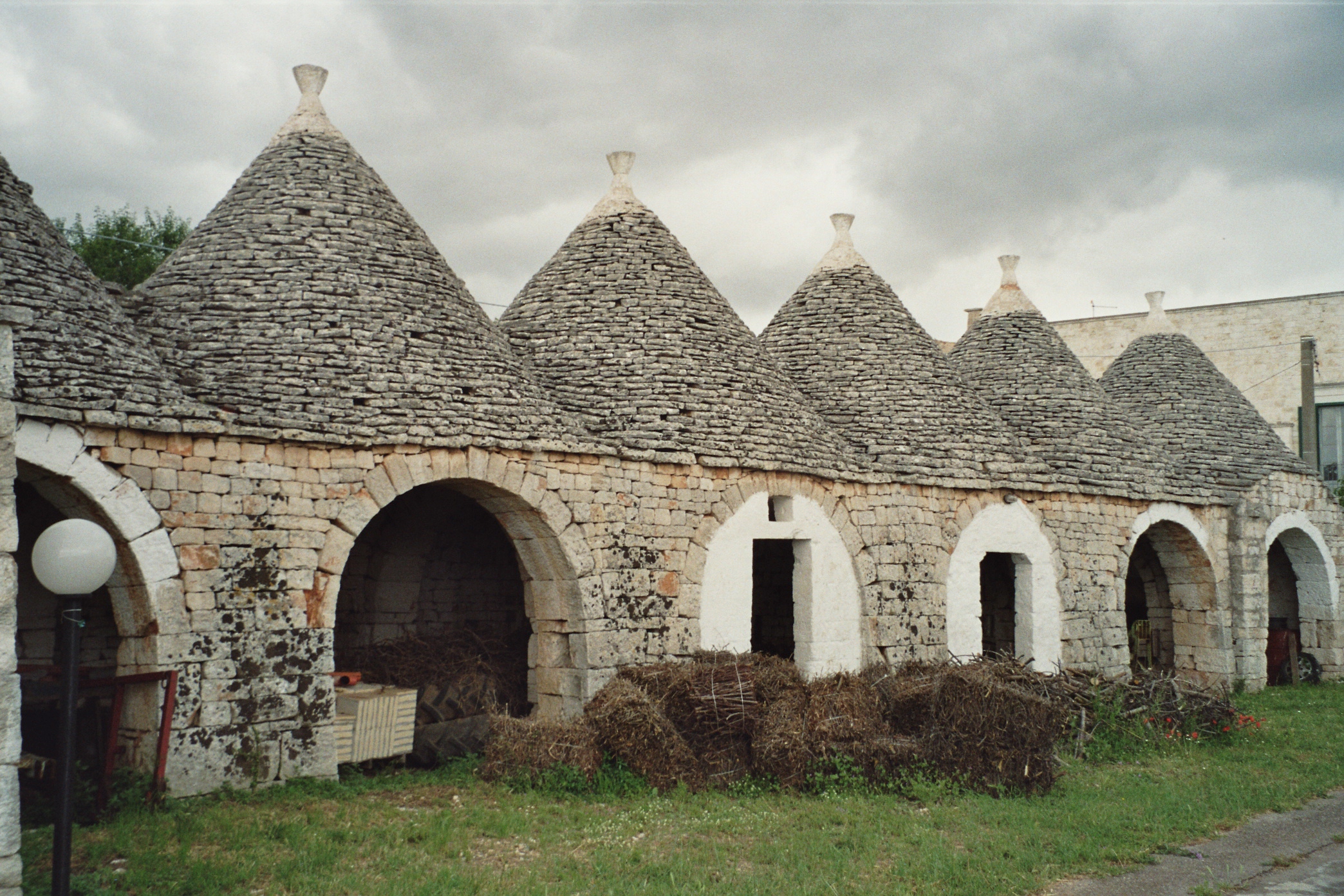 Bei einem Bauernhof sehen wir die ersten Trulli