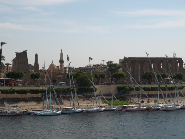 Felukken vor dem Luxor Tempel