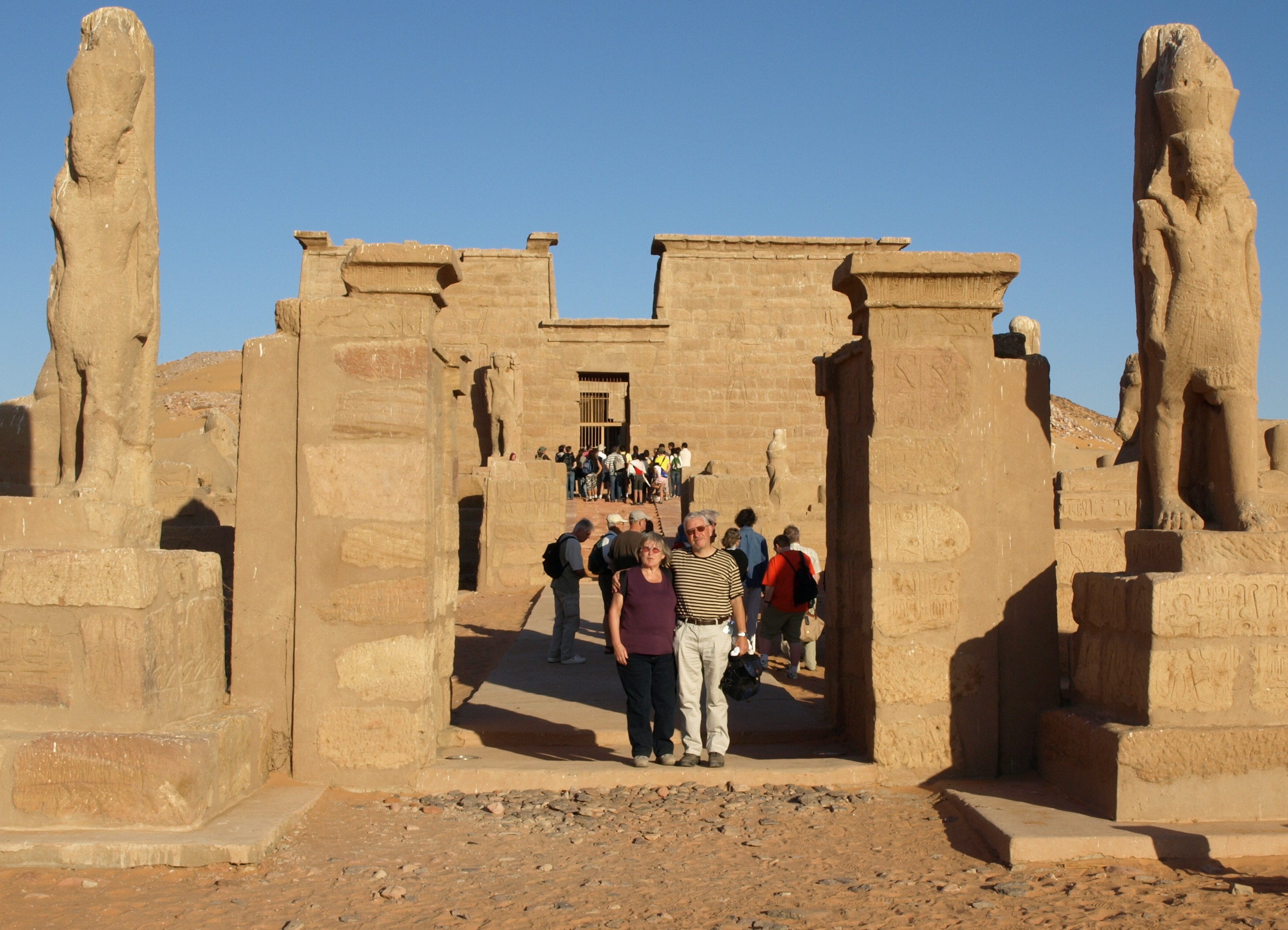 M&W vor dem Tempel Wadi El Seboua
(Tal der Löwen)