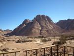 hinter diesem Berg verbirgt sich der Mosesberg. Hat hier in der Ebene das Volk Israel gelagert?