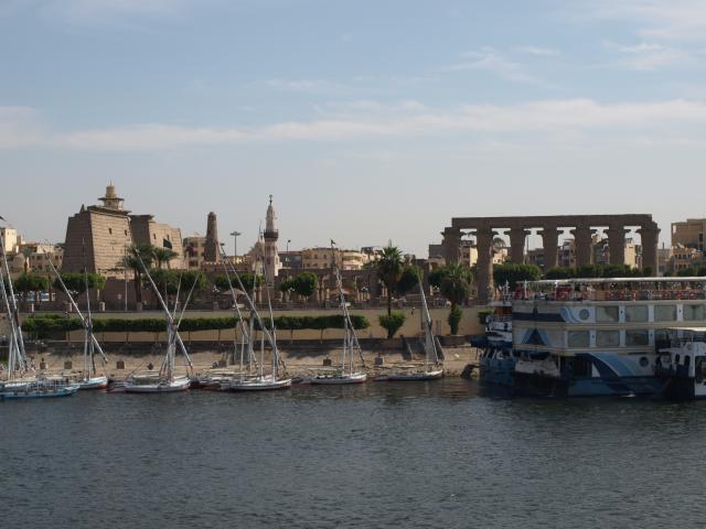 Luxortempel vom Nil aus gesehen