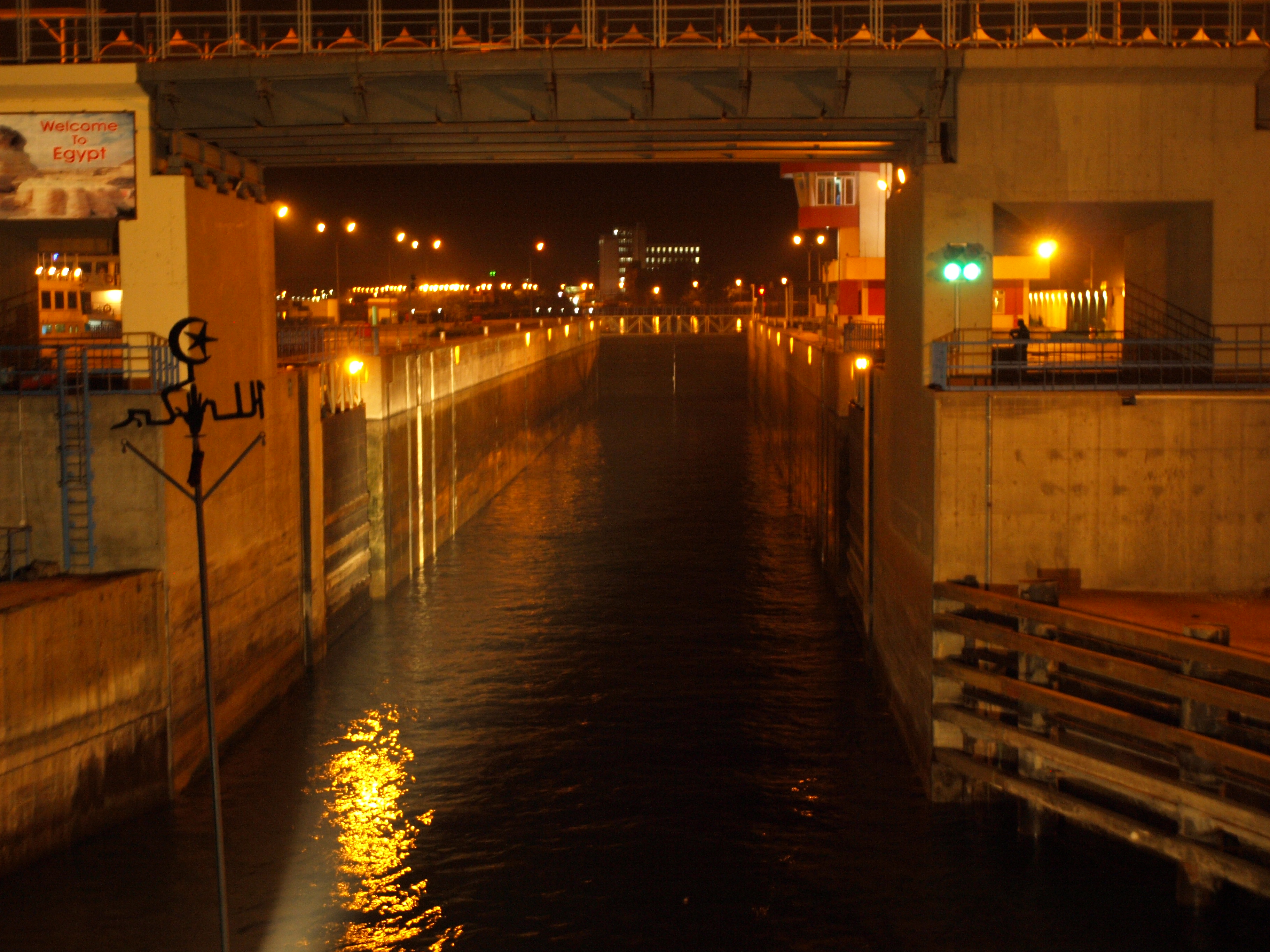 Einfahrt in die Schleuse von Esna