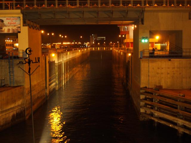 Einfahrt in die Schleuse von Esna