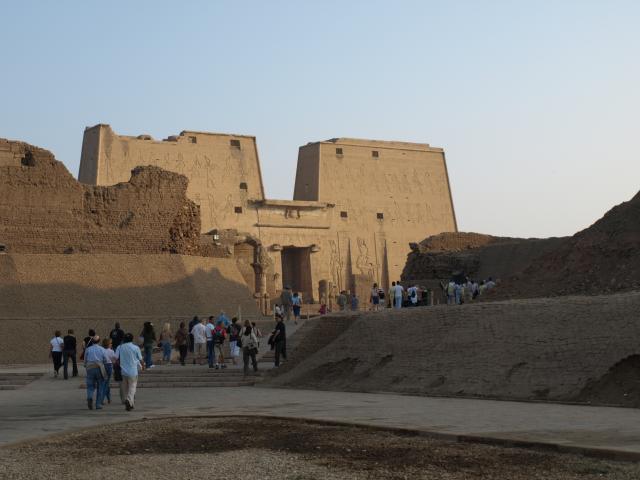 Pylone des Edfu Tempels, 
die grossen Mauern sind aus Nilschlammziegel