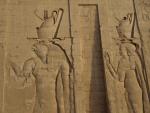 Horus mit der Doppelkrone, oder eben der Pharao als Gott Horus
