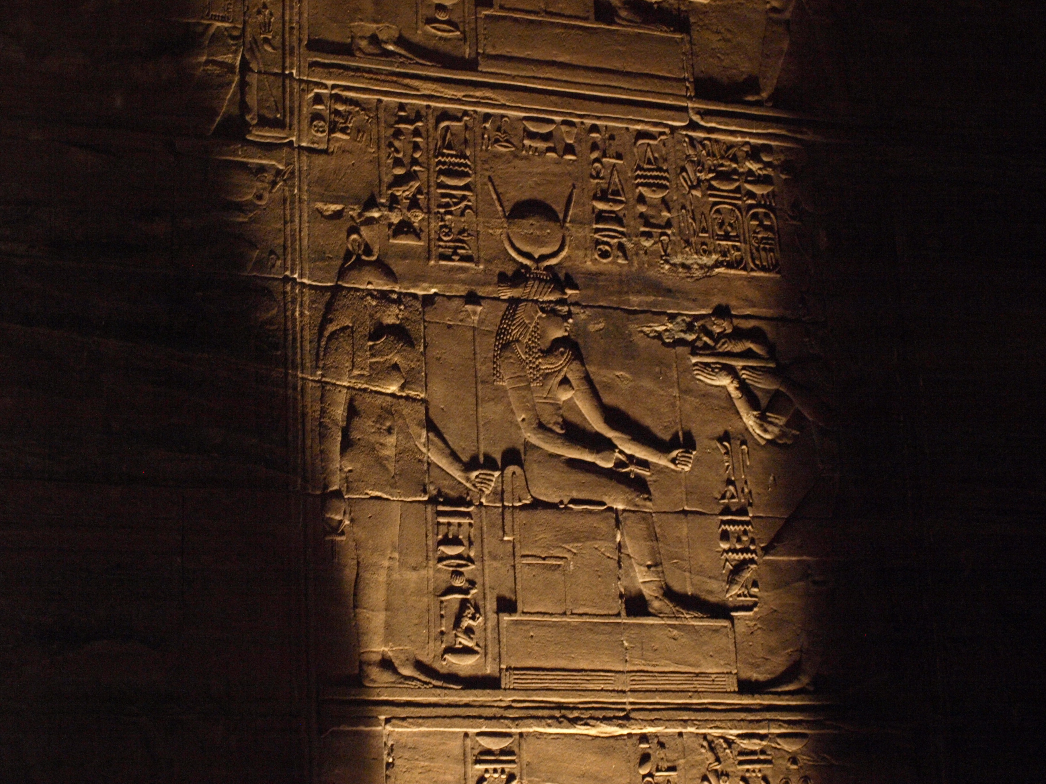 wunderschönes Relief
Darbietung der Gaben an Hathor