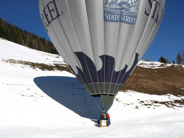 Wir sind gelandet. Beachte die Schleifspuren am Abhang im Schatten des Ballons.