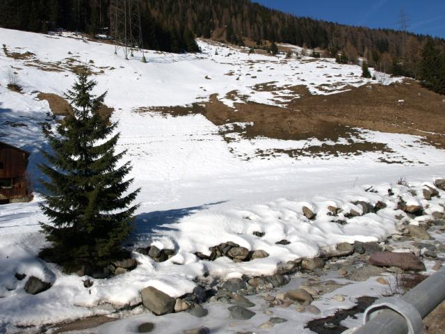 Unser Landeplatz. Im Hintergrund die Hochspannungsleitung und im Vordergrund das Landwasser. Hinter uns die Strasse und die RhB