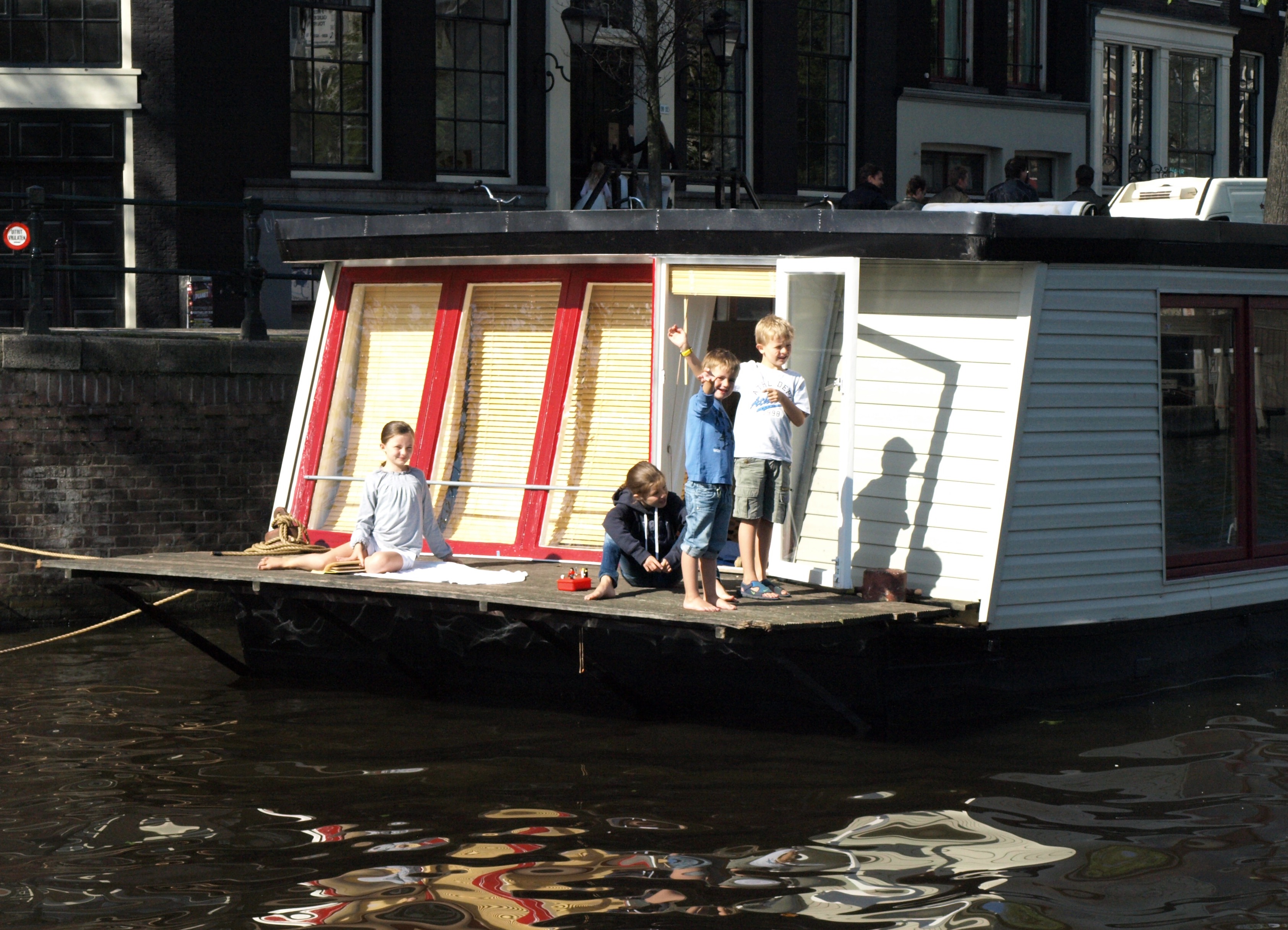 Kinder auf dem Balkon eines Bootshauses