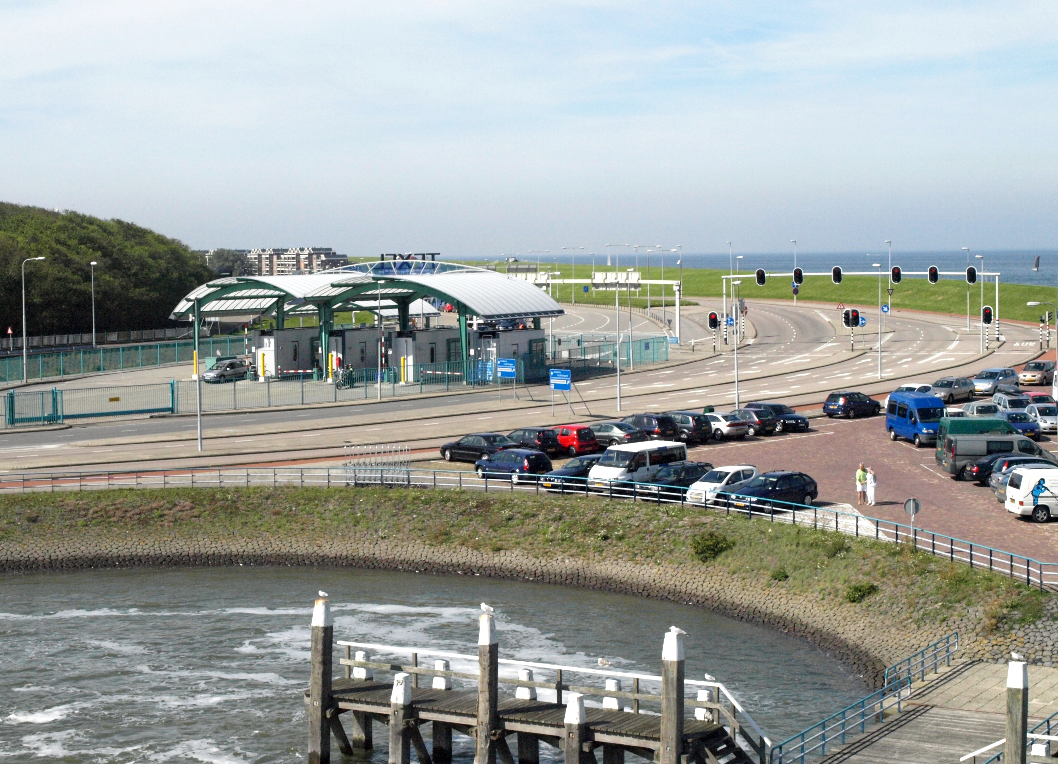 Zu- und Wegfahrt des Fährenterminals