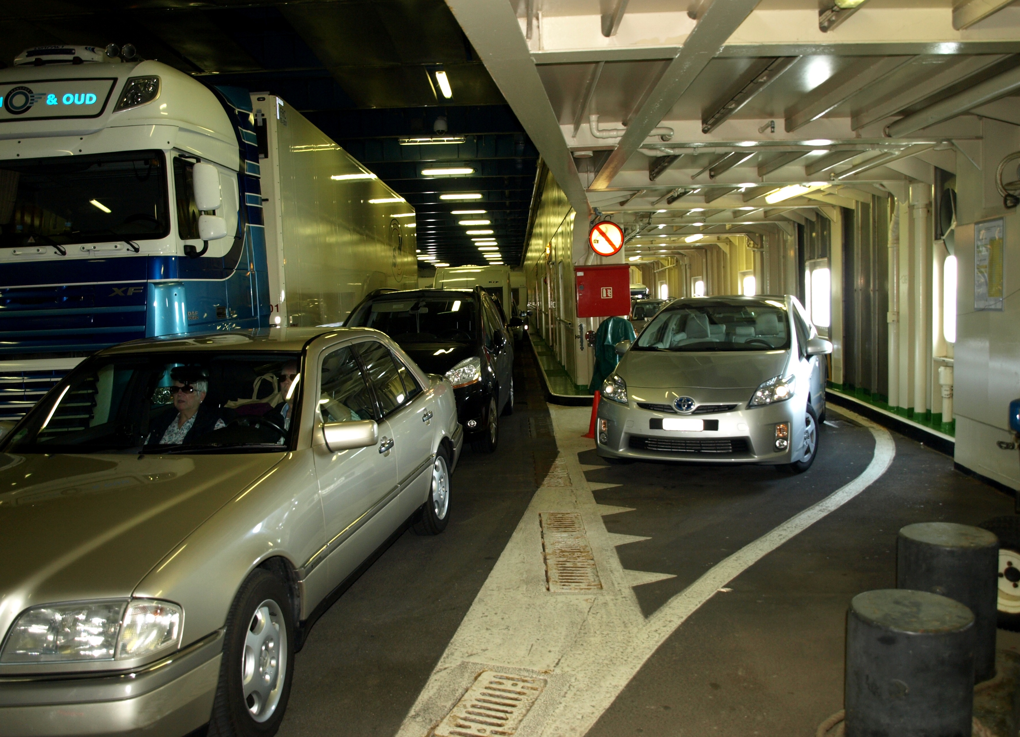 unser Prius im Bauch der Fähre nach Texel