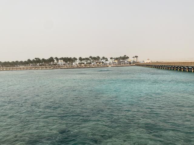 Blick vom Steg zur Hotelanlage