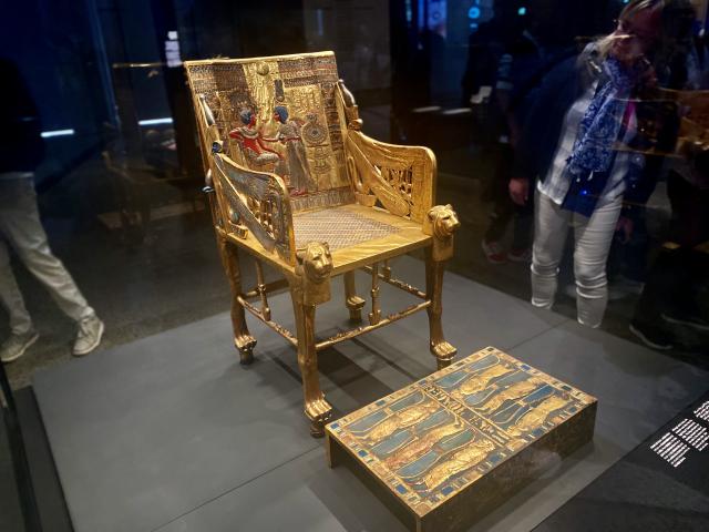 Thron mit Löwenfüssen