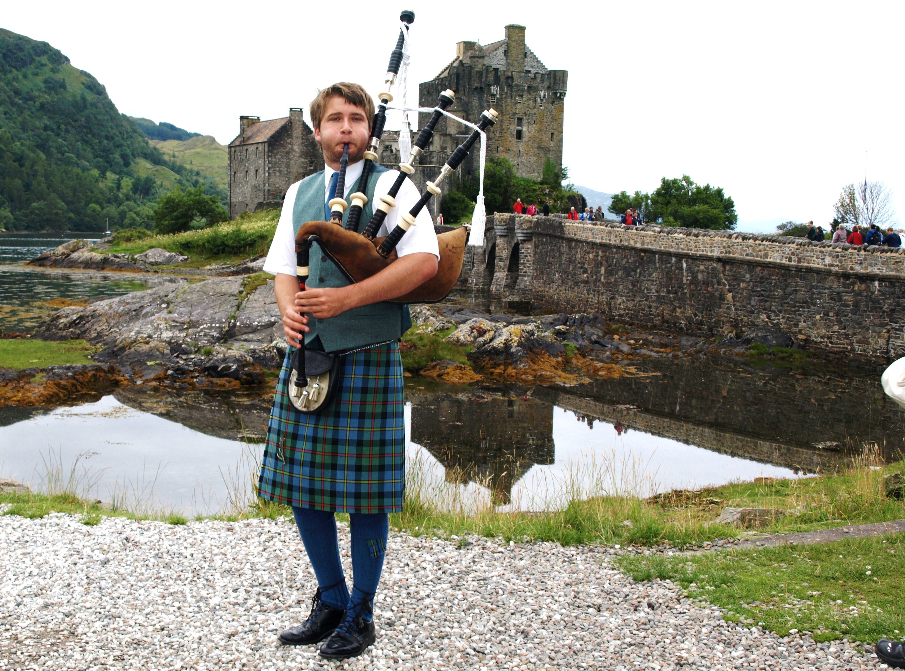 Bagpiper vor Eilean Donan Castle