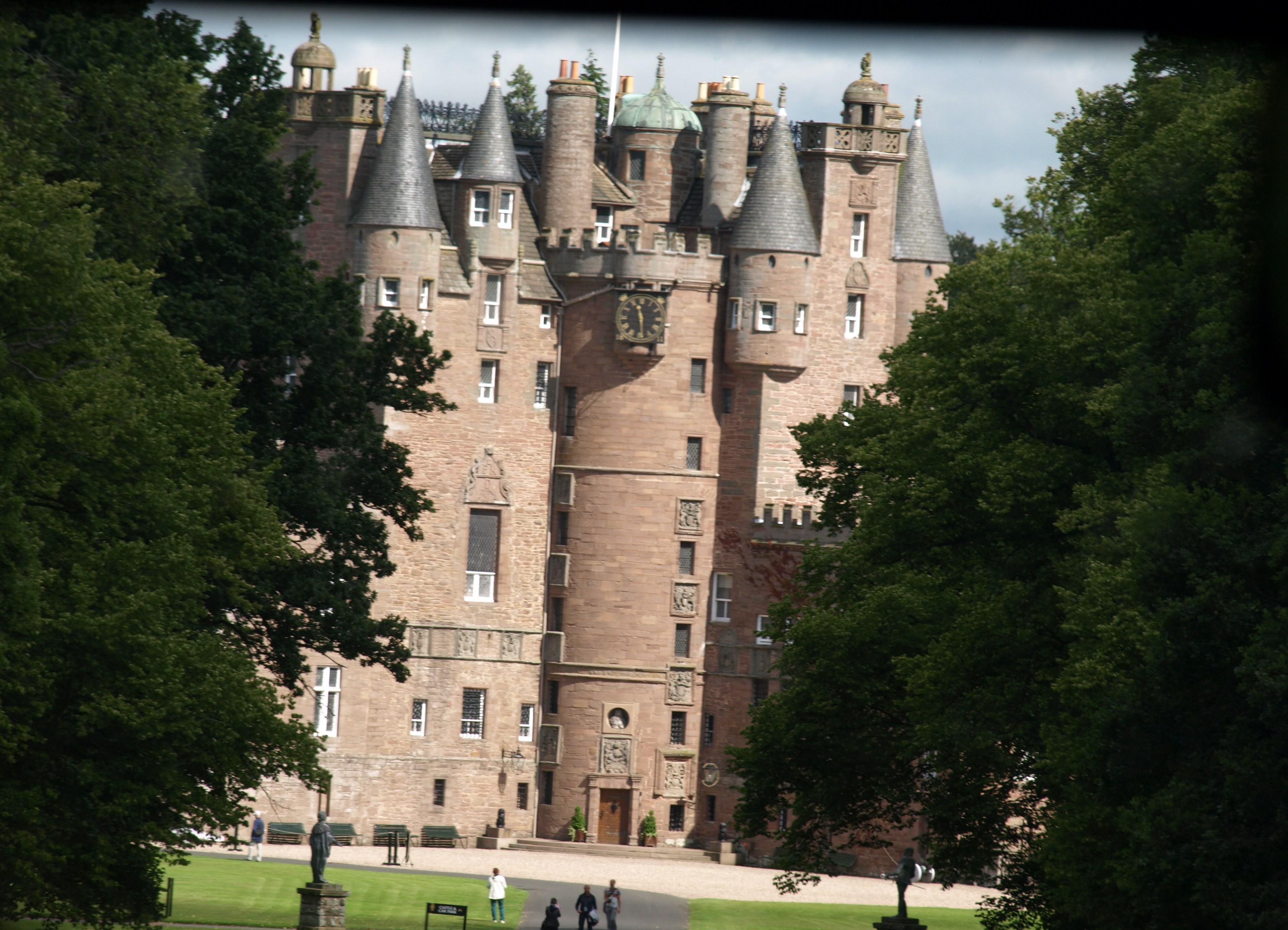 Noch versteckt sich Glamis Castle hinter den Bäumen