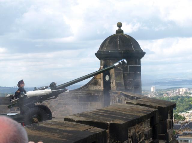 One o'clock gun eben abgefeuert (man beachte den Pulverdampf) diente als Zeitzeichen zum Justieren der Schiffschronometer.