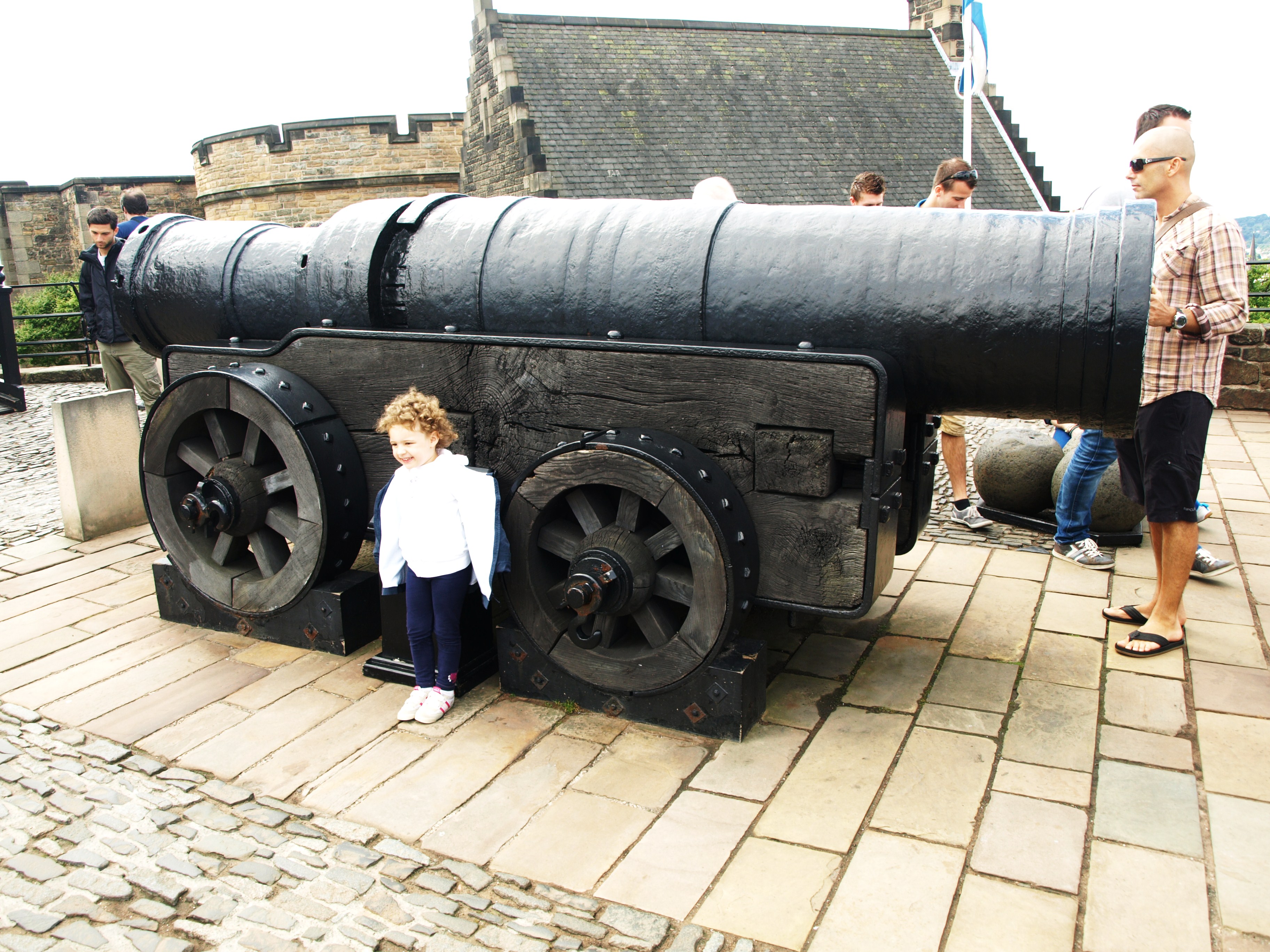 Mons Meg ist das grösste Geschütz auf dem Schloss schoss 100 kg Steinkugeln 2.5km weit. 1558 Salut zur Hochzeit Maria Stuarts.