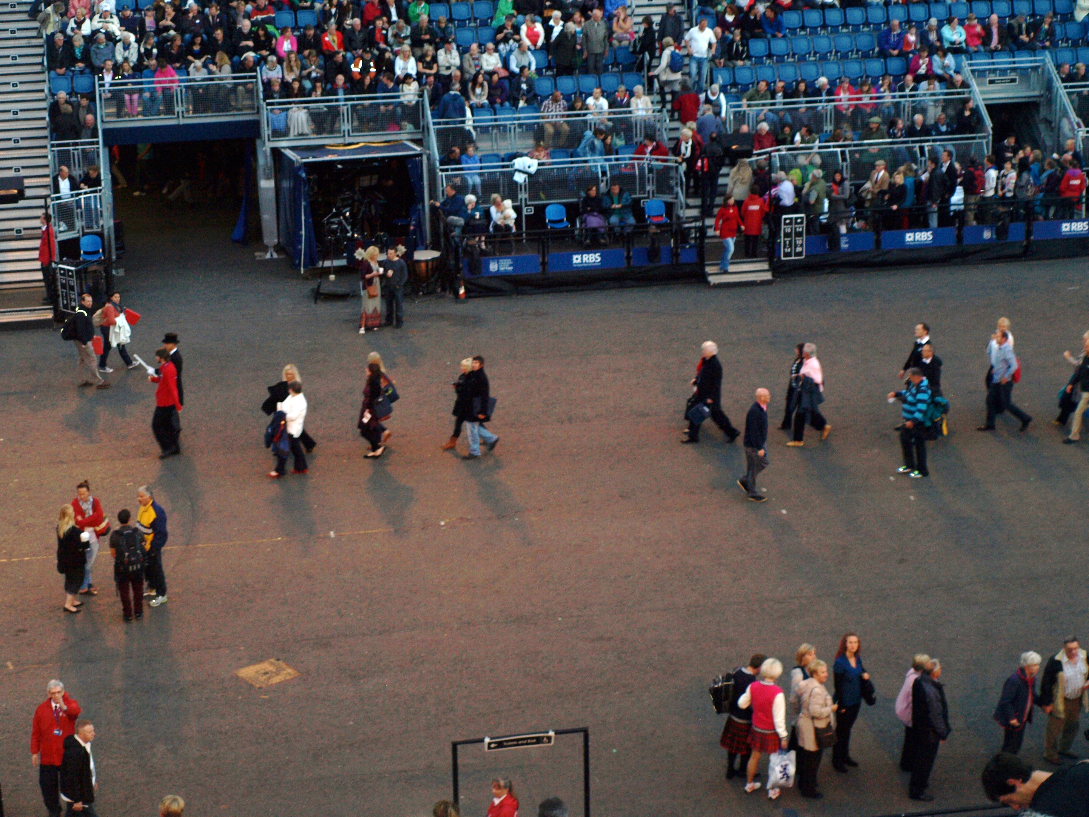 Die Zuschauer kommen zum Military Tattoo