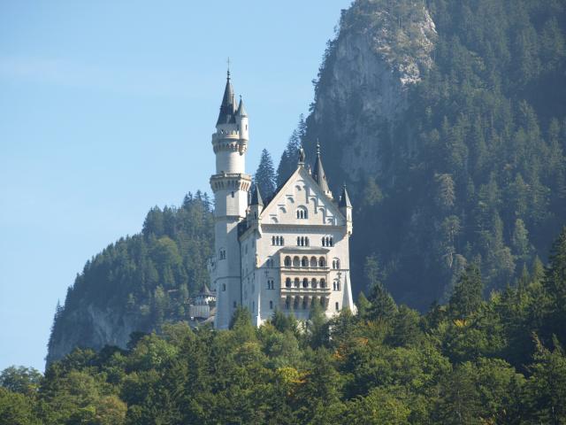 Schloss Neuschwanstein vom Dorf her gesehen