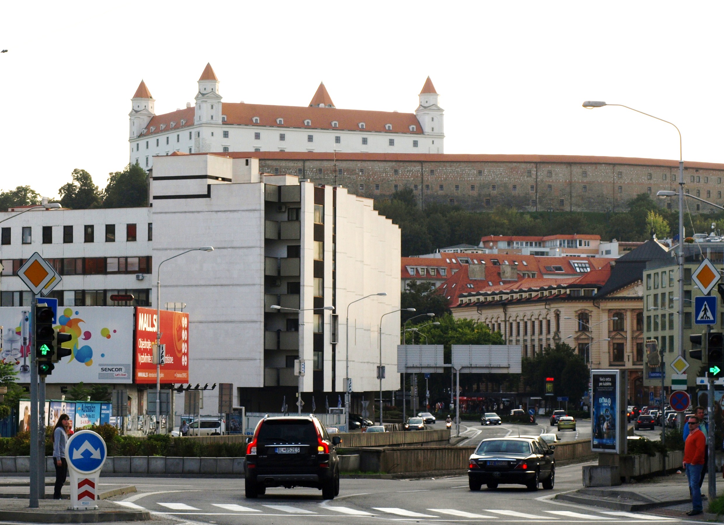 Die Burg von der Strasse des 1. Mai her gesehen (Hotel Tatra)