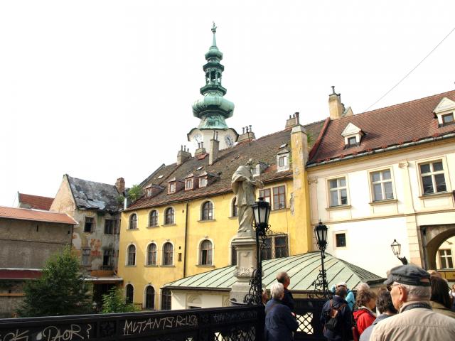 Brücke über den Stadtgraben. Von überall sieht man den St. Michaelsturm