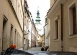 Schmale Gasse mit Blick auf das Michaelstor