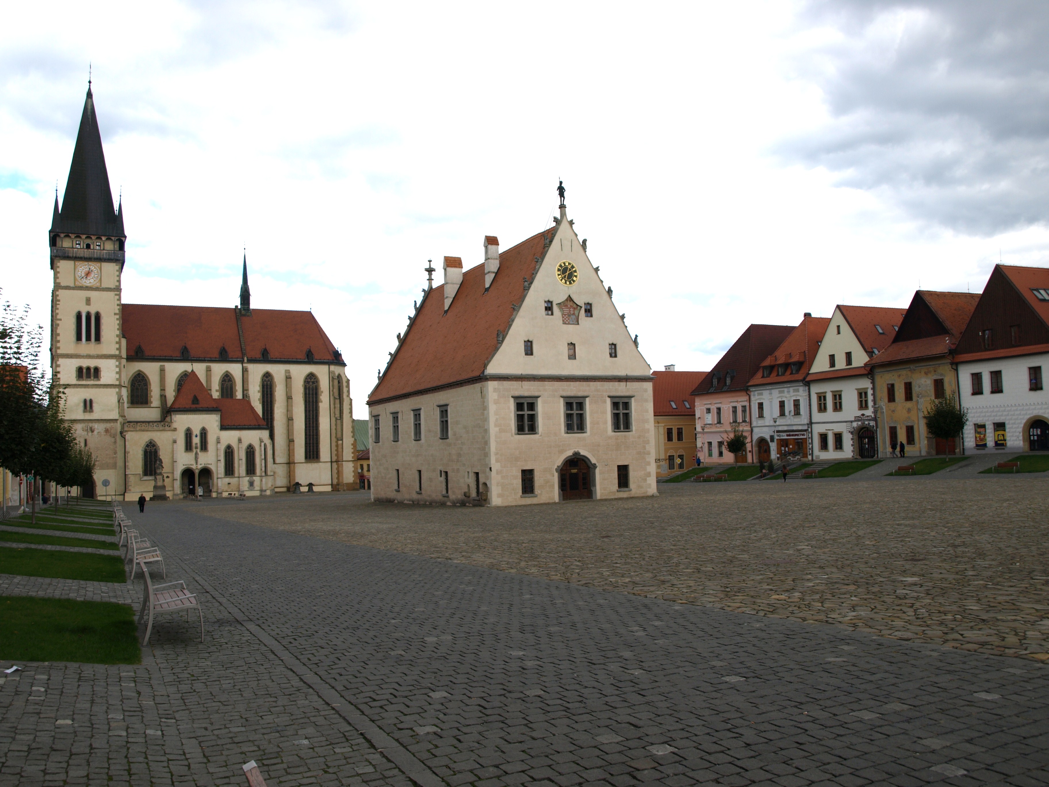 Hier ist die Kirche (mit den Altären) schön zu sehen