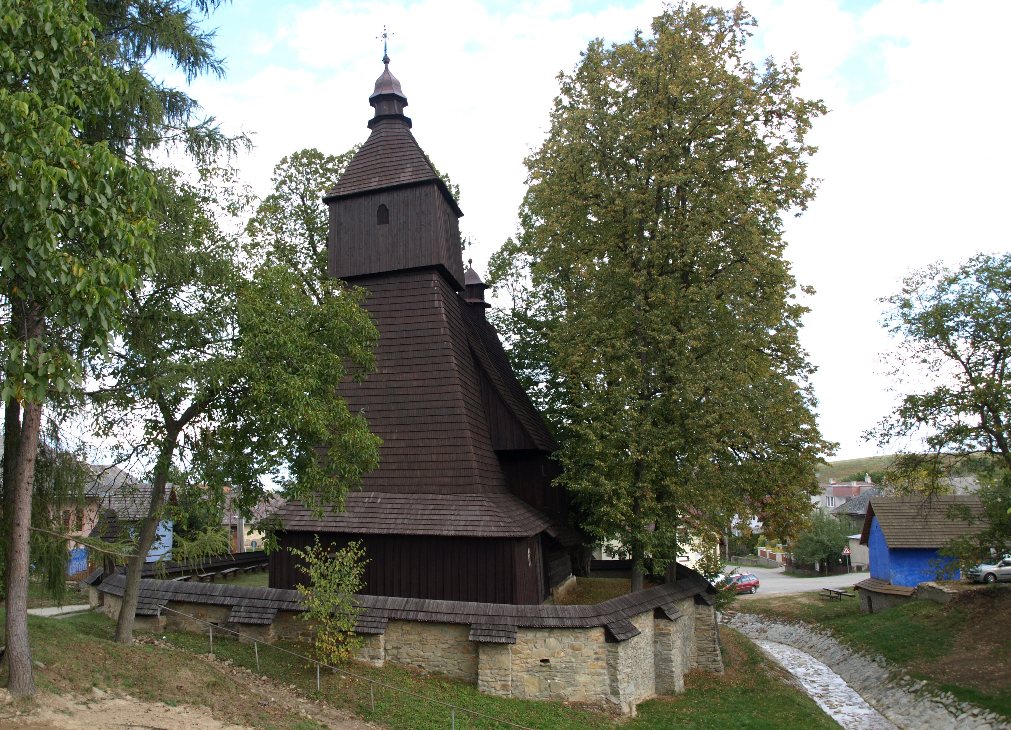 ist die älteste Holzkirche der Slovakei (UNESCO Welterbe)