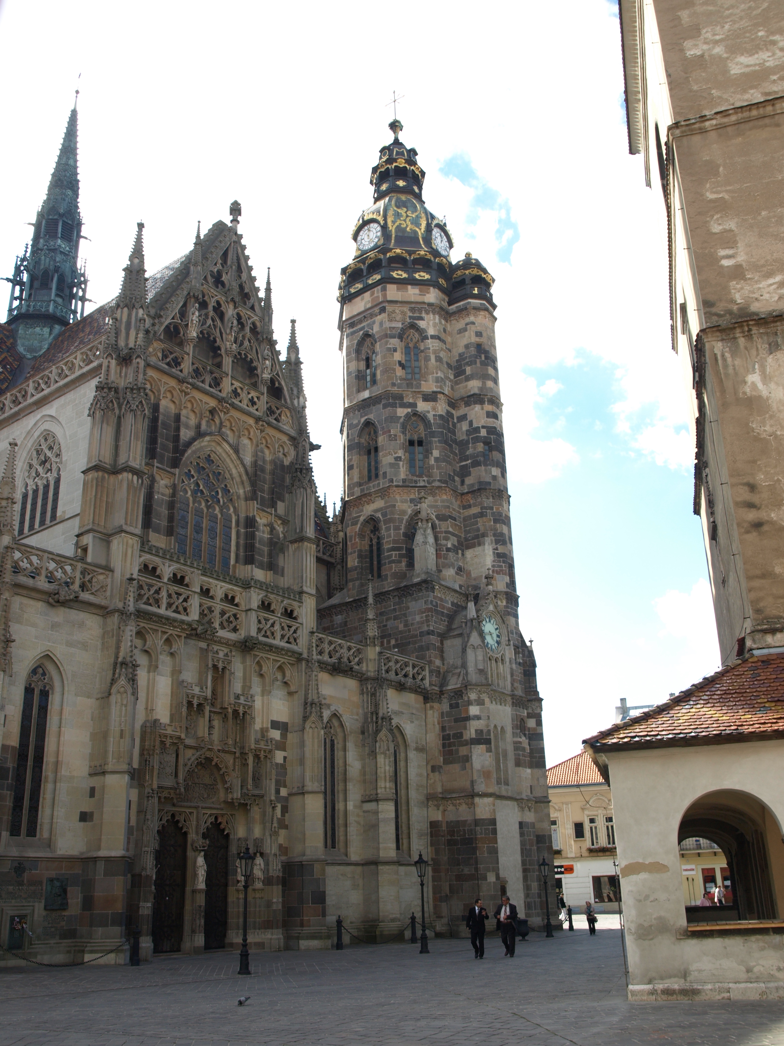 Glockenturm mit barocken Verzierungen