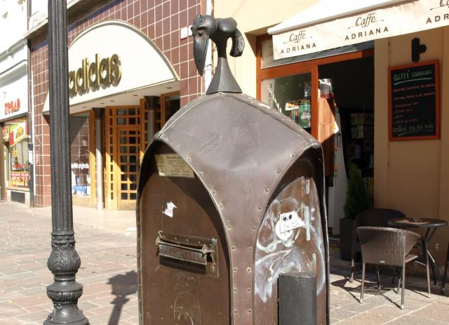 Lustiger Vogel mit eigenem Briefkasten