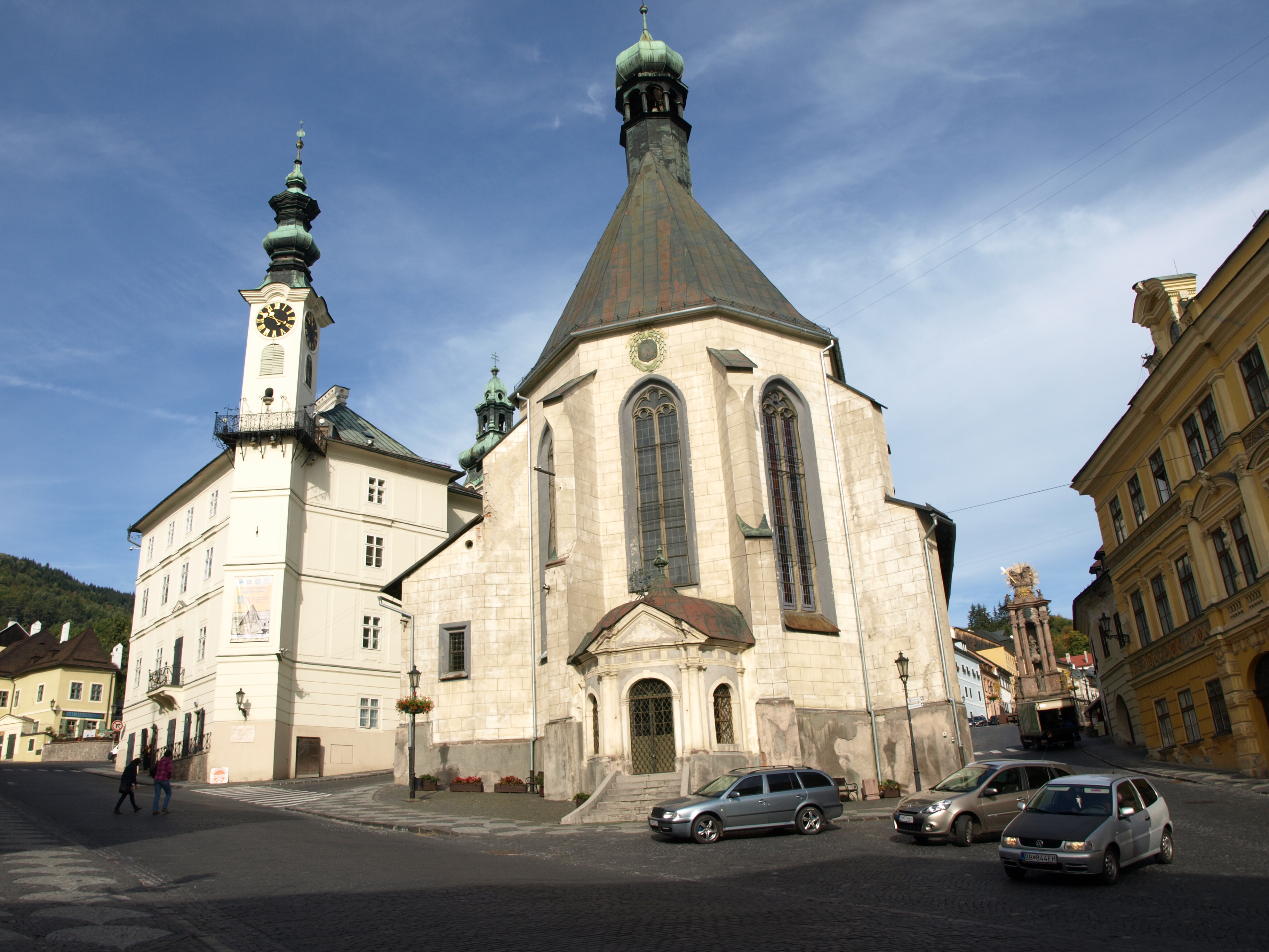 Rathaus, Kirche und Dreifaltigkeitssäule (hinten rechts)