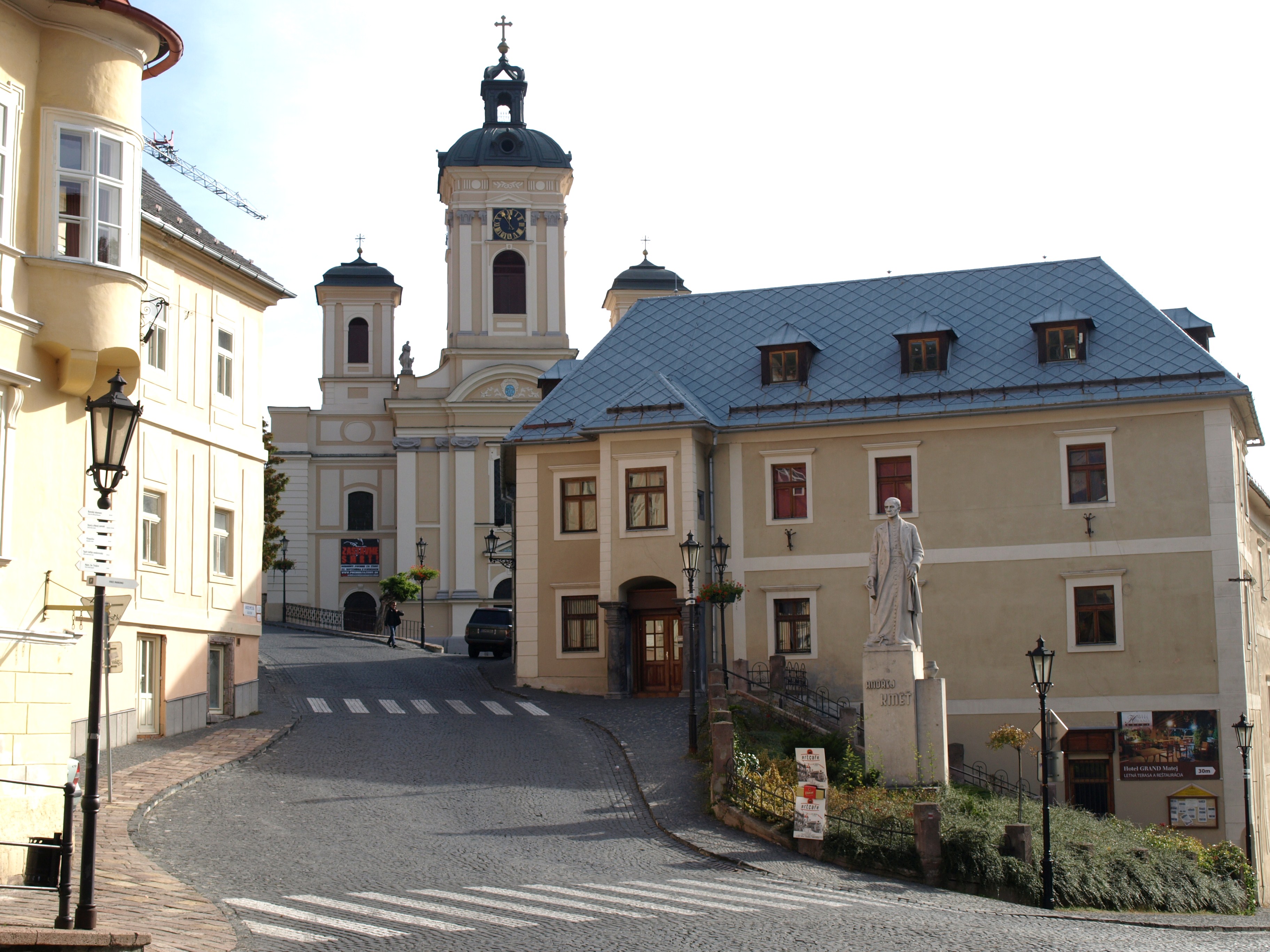 Abzweigung mit dem Denkmal von Andrej Kmet, Botaniker  und begründer der Slowakische Gelehrten-Gesellschaft im 19. Jh.