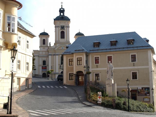 Abzweigung mit dem Denkmal von Andrej Kmet, Botaniker  und begründer der Slowakische Gelehrten-Gesellschaft im 19. Jh.