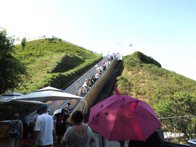 Mit den Rolltreppen gehts bequem hinauf auf den Damm