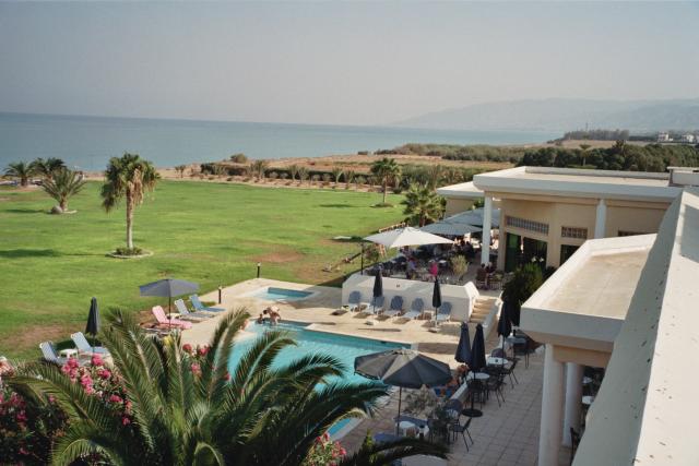 Natur Beach Hotel Hauptgebäude mit Pool