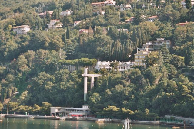 35 Hotel Riviera Maximilians' Residence 
   mit Lift hinunter zum Badeplatz