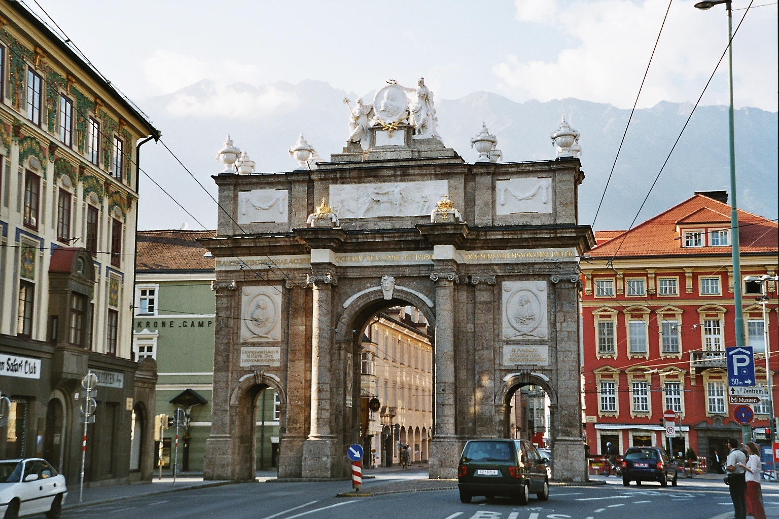 10_10 Innsbruck Triumphbogen fröhliche Seite