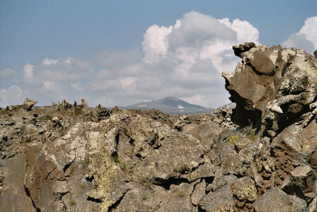 Basalt-Wüste mit Vulkan