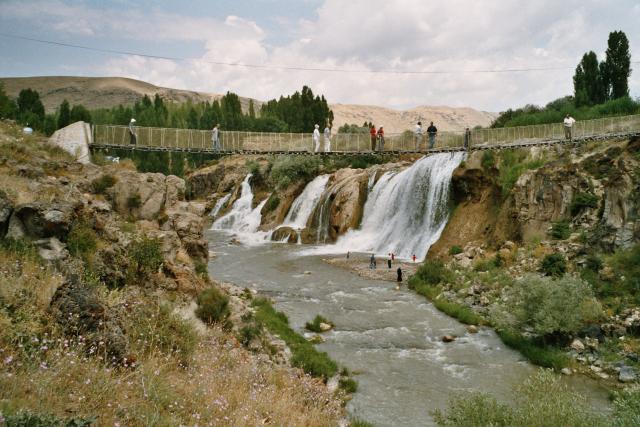 Wasserfall mit 
Hängebrücke