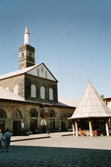 Im Hof der Moschee